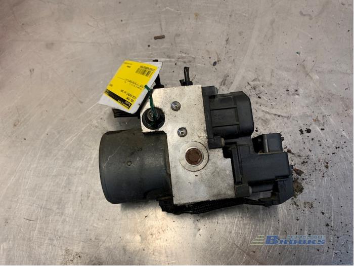 Begagnade ABS-pump Kia Sorento I (JC) 2.5 CRDi 16V Pris € 75,00 Marginaltabell erbjuds av Autobedrijf Brooks