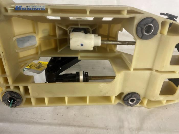 Getriebe Bedienungskabel van een Kia Cerato 1.5 CRDi 16V 2005
