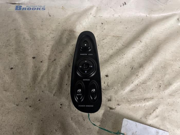 Usados Interruptor combinado de ventanillas Hyundai Coupe 2.0i FX 16V Precio € 15,00 Norma de margen ofrecido por Autobedrijf Brooks