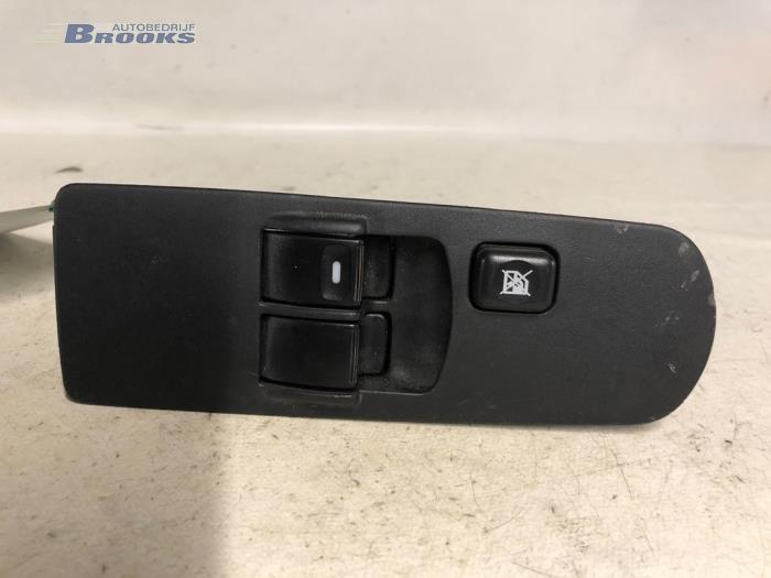 Usados Interruptor combinado de ventanillas Mitsubishi Colt (Z2/Z3) 1.3 16V Precio € 15,00 Norma de margen ofrecido por Autobedrijf Brooks