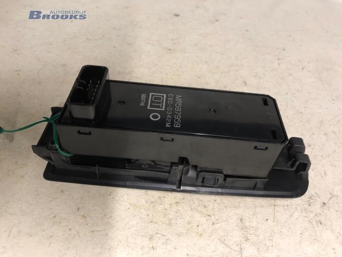 Multi-functional window switch from a Mitsubishi Colt (Z2/Z3) 1.3 16V 2006