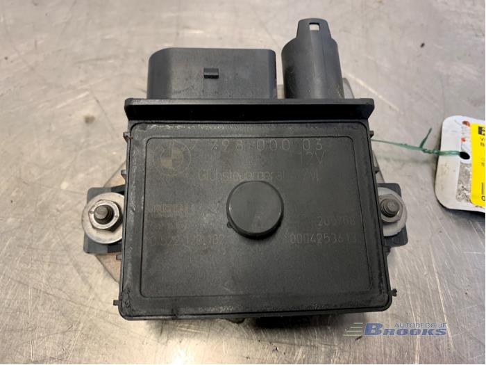 Glow plug relay from a BMW 1 serie (E81) 120d 16V 2010