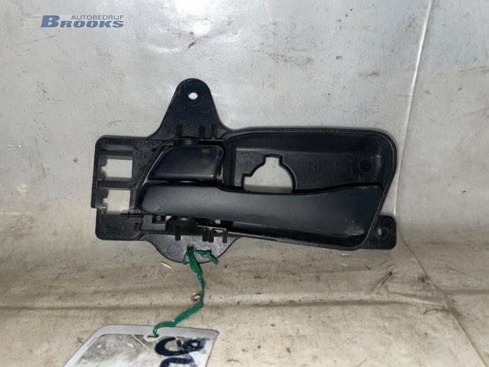Rear door handle 4-door, left from a Hyundai i30 (FD) 1.4 CVVT 16V 2011
