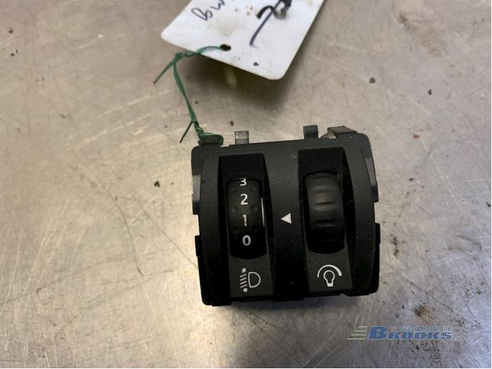 Używane Przelacznik reflektora LHV Renault Clio IV Estate/Grandtour (7R) 0.9 Energy TCE 12V Cena € 10,00 Procedura marży oferowane przez Autobedrijf Brooks