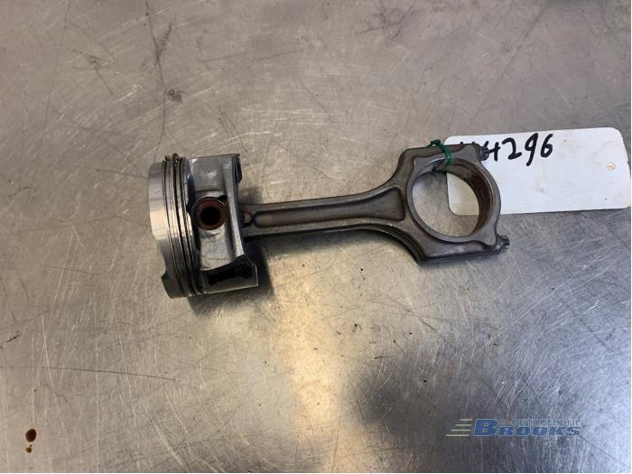 Usados Pistón Peugeot 207 CC (WB) 1.6 16V Precio € 40,00 Norma de margen ofrecido por Autobedrijf Brooks