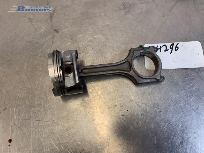 Usados Pistón Peugeot 207 CC (WB) 1.6 16V Precio € 40,00 Norma de margen ofrecido por Autobedrijf Brooks