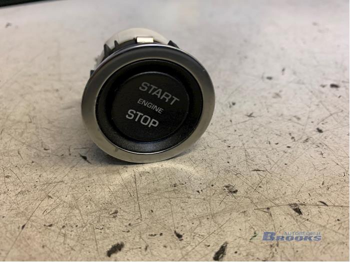 Używane Przelacznik Start/Stop Landrover Range Rover Evoque (LVJ/LVS) 2.2 eD4 16V 5-drs. Cena € 20,00 Procedura marży oferowane przez Autobedrijf Brooks
