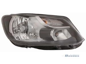 New Headlight, right Volkswagen Caddy III (2KA,2KH,2CA,2CH) Price on request offered by Autobedrijf Brooks