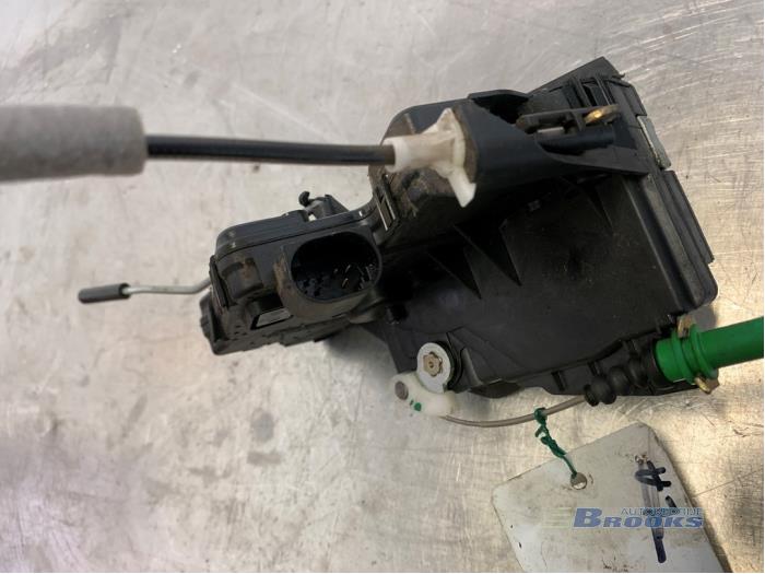 Rear door mechanism 4-door, right from a BMW 3 serie Touring (E46/3) 320i 24V 2005