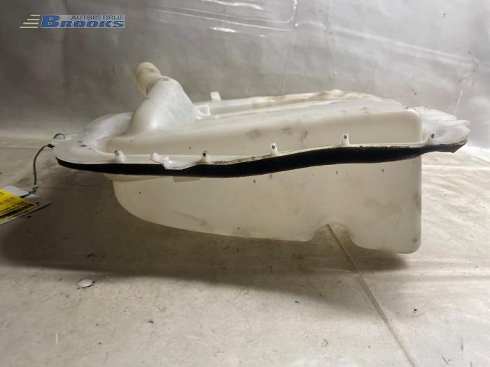 Rear window washer reservoir from a BMW 3 serie Touring (E46/3) 320i 24V 2005