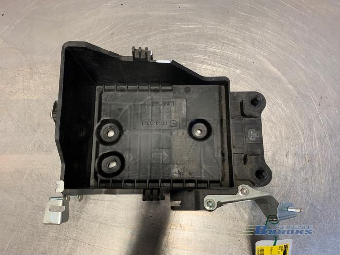 Begagnade Batterilåda Mazda CX-3 (DJ/DK) 2.0 SkyActiv-G 120 Pris € 30,00 Marginaltabell erbjuds av Autobedrijf Brooks