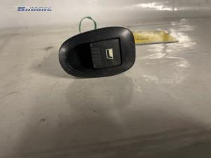 Usados Interruptor de ventanilla eléctrica Peugeot 406 Break (8E/F) 1.8 16V Precio € 5,00 Norma de margen ofrecido por Autobedrijf Brooks