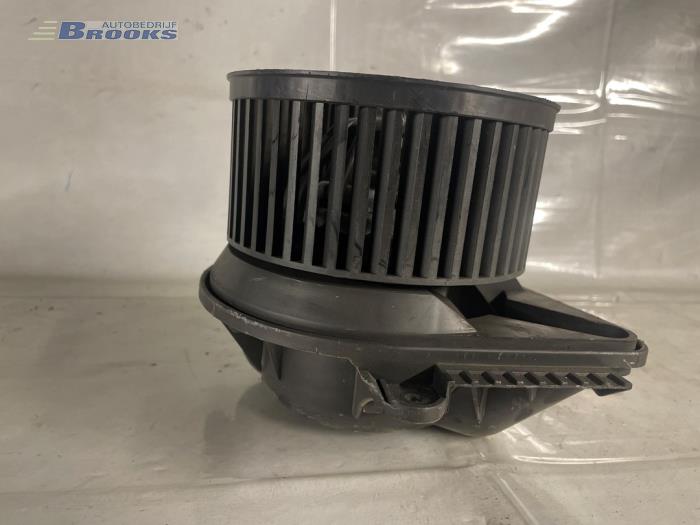 Heating and ventilation fan motor from a Peugeot 406 Break (8E/F) 1.8 16V 2000