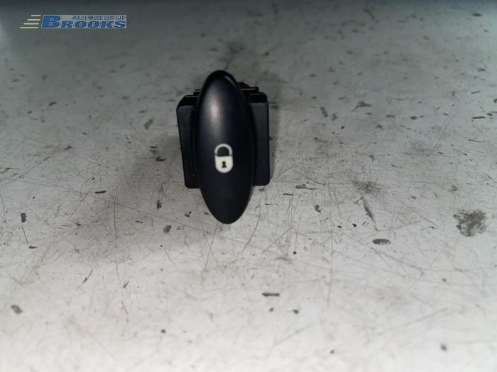 Używane Przelacznik Citroen C5 I Berline (DC) 2.0 HDi 110 Cena € 5,00 Procedura marży oferowane przez Autobedrijf Brooks
