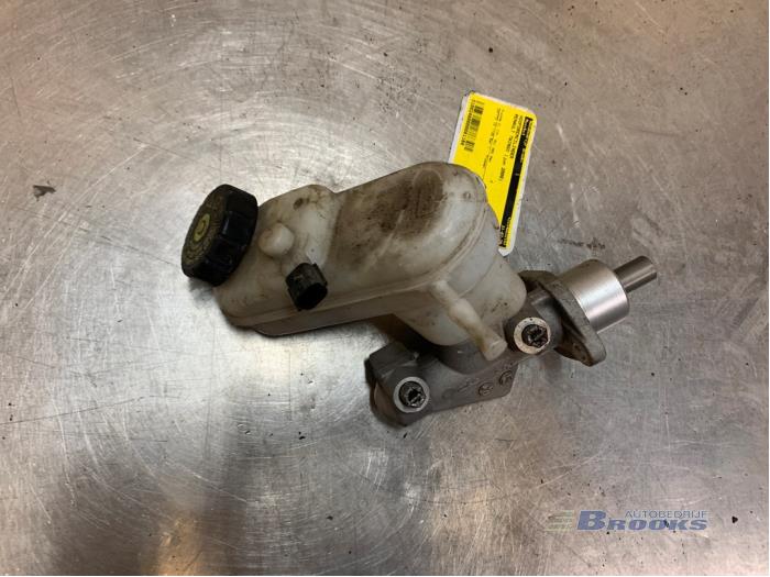 Master cylinder from a Renault Twingo II (CN) 1.2 16V 2009