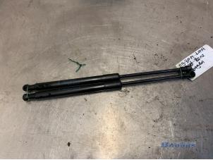 Used Set of gas struts for boot Renault Twingo II (CN) 1.2 16V Price € 20,00 Margin scheme offered by Autobedrijf Brooks