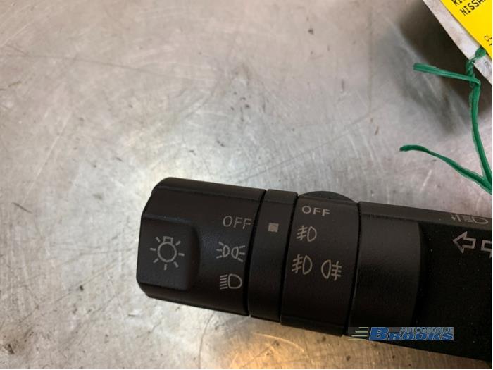 Indicator switch from a Nissan Navara (D40) 2.5 dCi 16V 4x4 2006