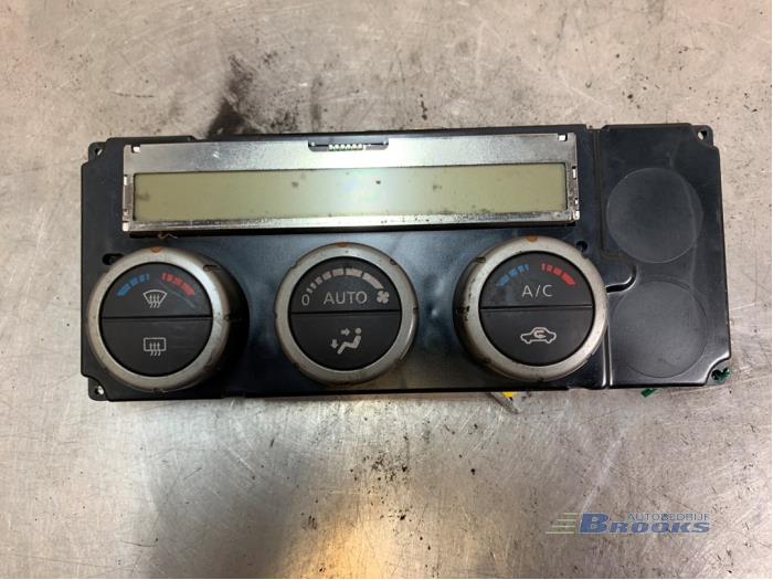 Heater control panel from a Nissan Navara (D40) 2.5 dCi 16V 4x4 2006