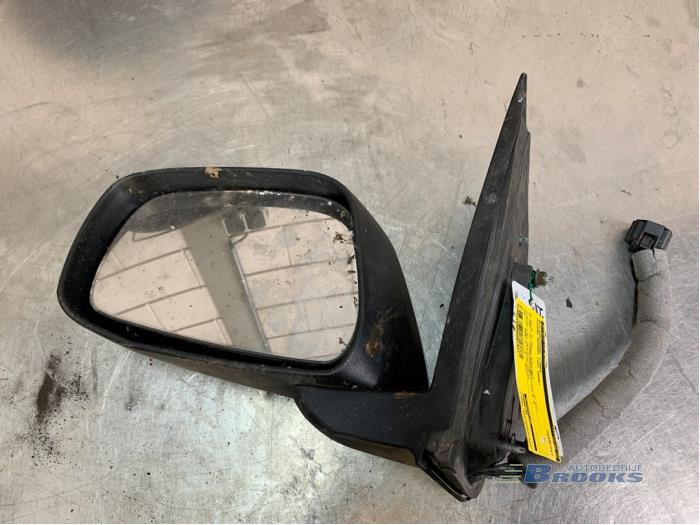 Wing mirror, left from a Nissan Navara (D40) 2.5 dCi 16V 4x4 2006