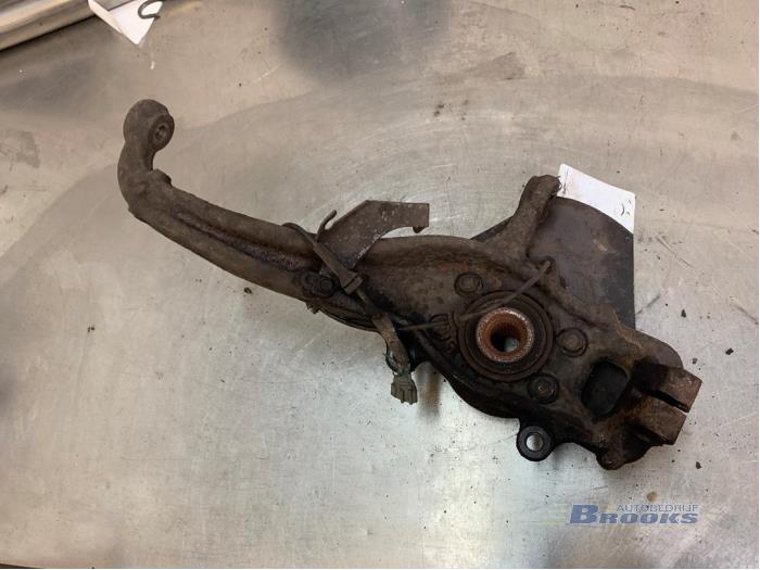 Knuckle, front left from a Nissan Navara (D40) 2.5 dCi 16V 4x4 2006