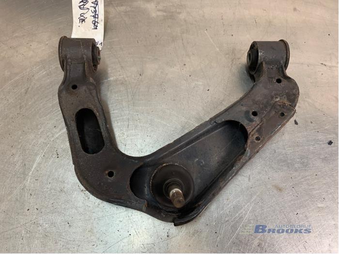 Front upper wishbone, right from a Nissan Navara (D40) 2.5 dCi 16V 4x4 2006