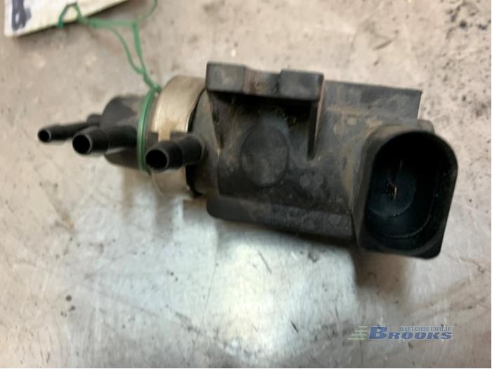 Turbo relief valve from a Volkswagen Caddy III (2KA,2KH,2CA,2CH) 2.0 SDI 2007