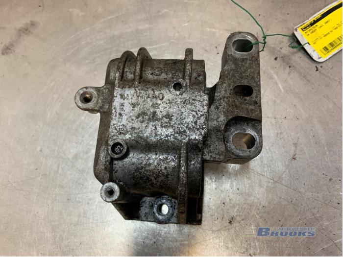Usagé Support moteur Volkswagen Caddy III (2KA,2KH,2CA,2CH) 2.0 SDI Prix € 10,00 Règlement à la marge proposé par Autobedrijf Brooks