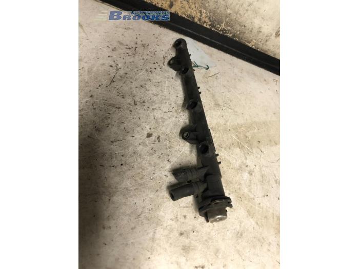 Fuel injector nozzle from a Volkswagen Polo III (6N1) 1.4i 60 1995