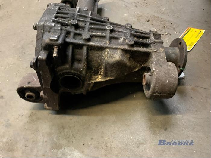 Front differential from a Nissan Navara (D40) 2.5 dCi 16V 4x4 2006