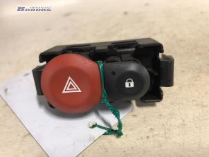 Usados Interruptor de luz de pánico Renault Clio III (SR) 1.2 16V 75 Precio € 5,00 Norma de margen ofrecido por Autobedrijf Brooks