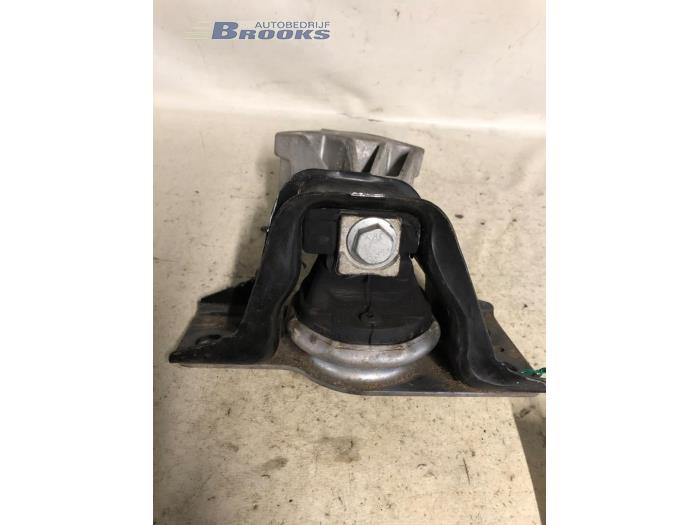 Usagé Support moteur Renault Clio III (SR) 1.2 16V 75 Prix € 30,00 Règlement à la marge proposé par Autobedrijf Brooks