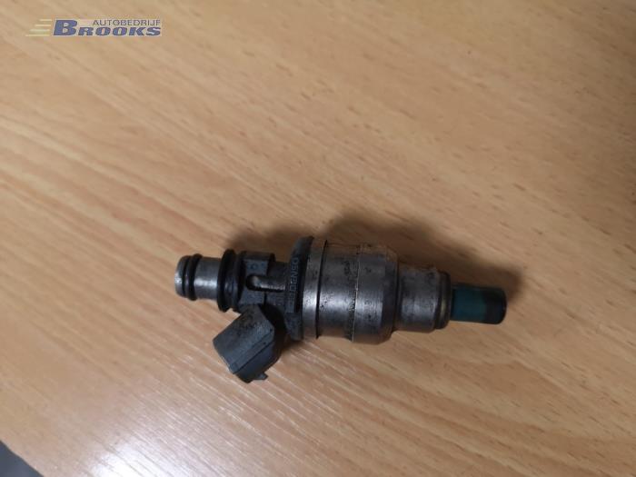 Injektor (Benzineinspritzung) van een Mazda 323 1994