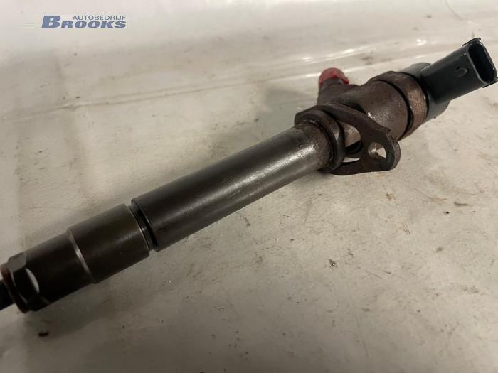 Injector (diesel) from a Volvo S80 2004