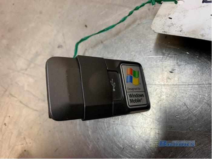Używane Wtyczka USB Lancia Delta (844) 1.6 D Multijet 16V 120 Cena € 15,00 Procedura marży oferowane przez Autobedrijf Brooks