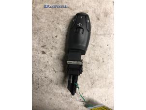Used Steering wheel mounted radio control Peugeot 807 2.2 HDiF 16V Price € 20,00 Margin scheme offered by Autobedrijf Brooks
