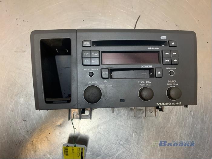 Reproductor de CD y radio de un Volvo V70 (SW) 2.4 20V 140 2002