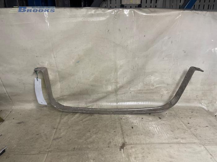 Fuel tank mounting bracket