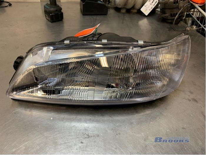 Używane Reflektor lewy Peugeot 306 (7A/C/S) Cena € 35,00 Procedura marży oferowane przez Autobedrijf Brooks