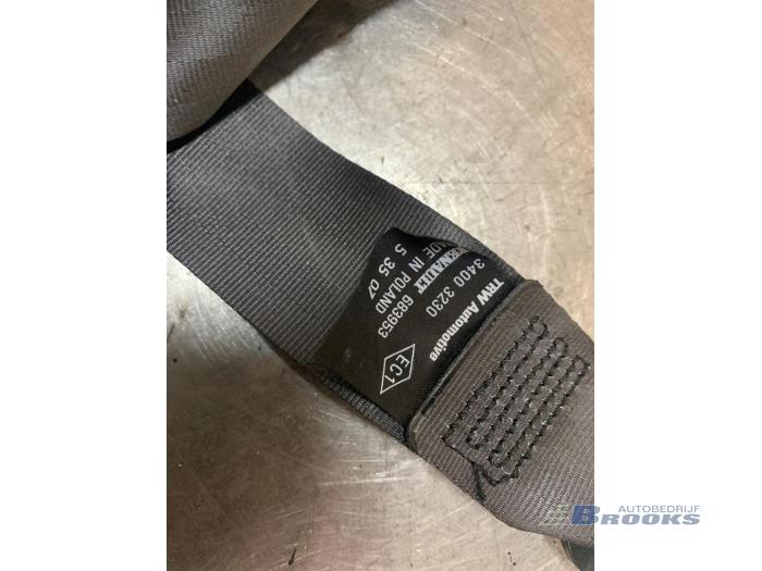 Rear seatbelt, right from a Renault Clio III (BR/CR) 1.5 dCi 85 2007