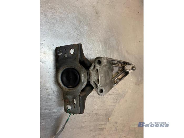 Used Engine mount Renault Clio III (BR/CR) 1.5 dCi 85 Price € 20,00 Margin scheme offered by Autobedrijf Brooks