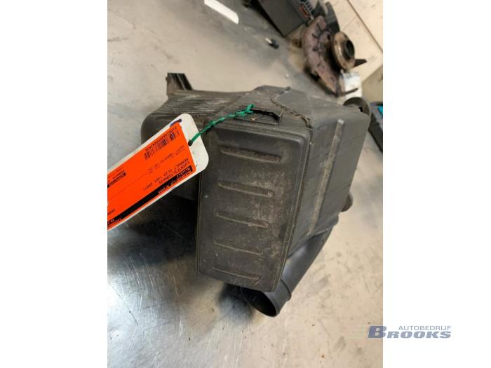 Begagnade Luftfilterhus Renault Clio III (BR/CR) 1.5 dCi 85 Pris € 25,00 Marginaltabell erbjuds av Autobedrijf Brooks