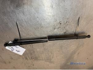 Used Set of gas struts for boot Renault Clio III (BR/CR) 1.5 dCi 85 Price € 15,00 Margin scheme offered by Autobedrijf Brooks