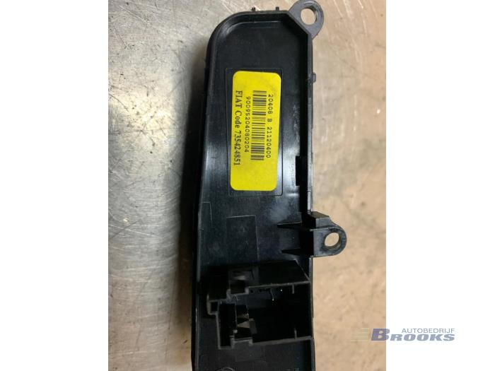 Steering wheel switch from a Fiat Bravo (198A) 1.4 T-Jet 16V 120 2008