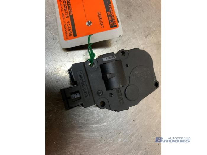 Heater valve motor from a BMW 3 serie Touring (E91) 318d 16V 2006