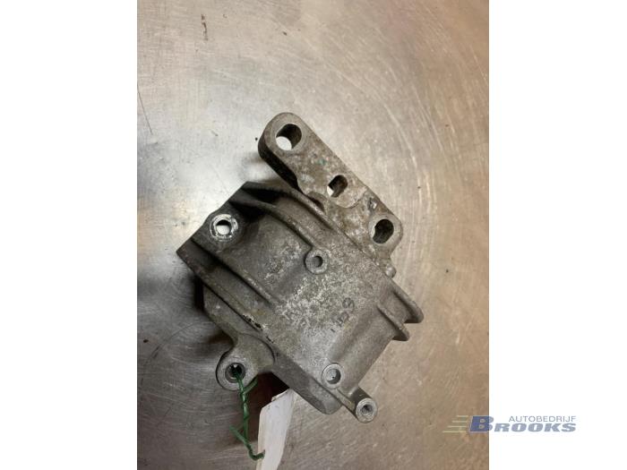 Usagé Support moteur Volkswagen Caddy III (2KA,2KH,2CA,2CH) 2.0 SDI Prix € 10,00 Règlement à la marge proposé par Autobedrijf Brooks