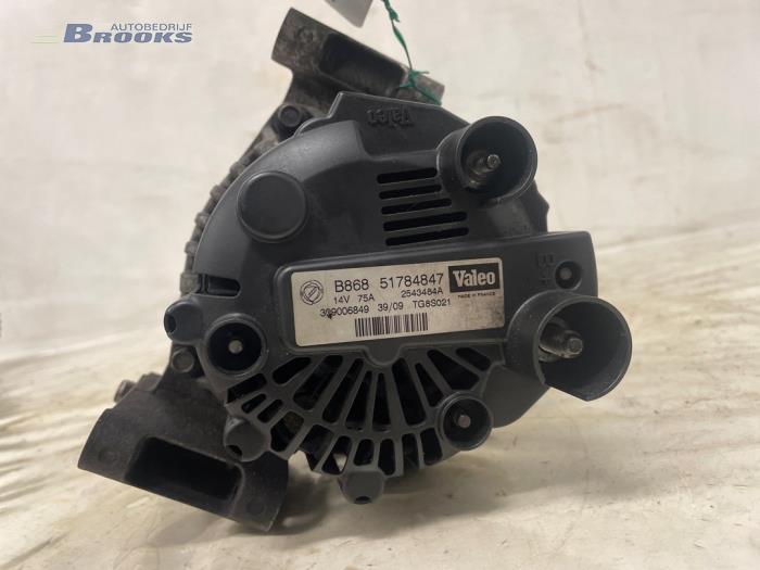 Dynamo van een Fiat Fiorino (225) 1.3 JTD 16V Multijet 2010