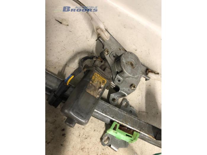 Usados Motor de ventanilla de puerta Daewoo Espero 2.0 CD Precio € 37,50 Norma de margen ofrecido por Autobedrijf Brooks