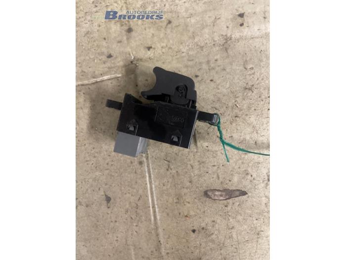 Usados Interruptor de ventanilla eléctrica Ssang Yong Actyon 2.3 4WD 16V Precio € 5,00 Norma de margen ofrecido por Autobedrijf Brooks