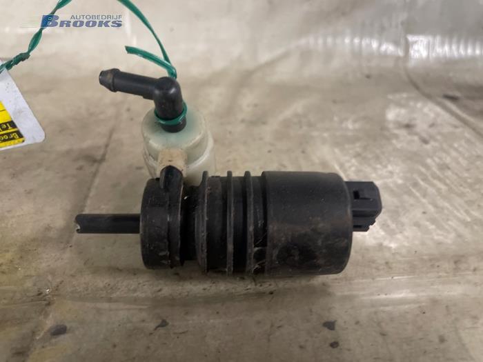 Windscreen washer pump from a SsangYong Actyon 2.3 4WD 16V 2007