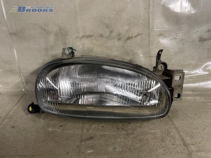 Używane Reflektor prawy Mazda 121 (DB) 1.3i GL,GLX,Top 16V Cena € 10,00 Procedura marży oferowane przez Autobedrijf Brooks